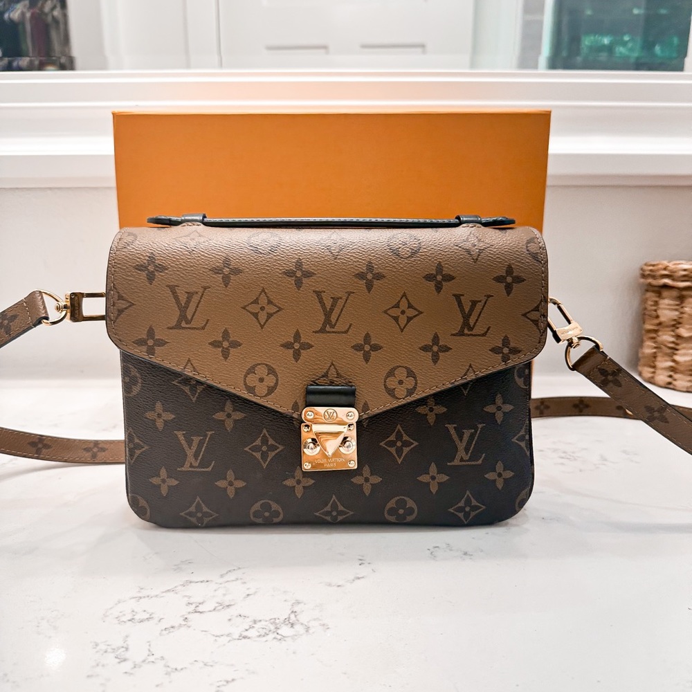 Reversed Monogram Pochette Métis